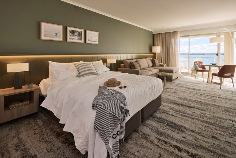 Rydges Port Macquarie Superior Water View King LR 2 768x513